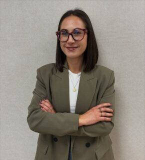 ¡Ampliamos equipo! ✨ Hoy se incorpora a nuestro centro Júlia Pascual. Es psicóloga graduada en Psicología por la Universidad de Valencia, con formación especializada en el ámbito clínico. Ha realizado el Máster en Psicología Clínica en el Centro de Terapia de Conducta de Valencia y el Máster en Psicología General Sanitaria en la Universidad Alfonso X el Sabio.

Además, ha complementado su formación con cursos relacionados con la nutrición y la educación especial, lo que le permite abordar el bienestar psicológico desde una perspectiva integral y adaptada a diferentes necesidades.

Desde siempre ha sentido una fuerte vocación por ayudar a los demás. Concibe la vida como algo valioso y lleno de posibilidades, que merece ser vivido con plenitud. Su objetivo es acompañar a las personas para que puedan desarrollar una mirada más positiva y consciente, y alcanzar un mayor bienestar en su día a día.

¡Bienvenida! 🫶🏻