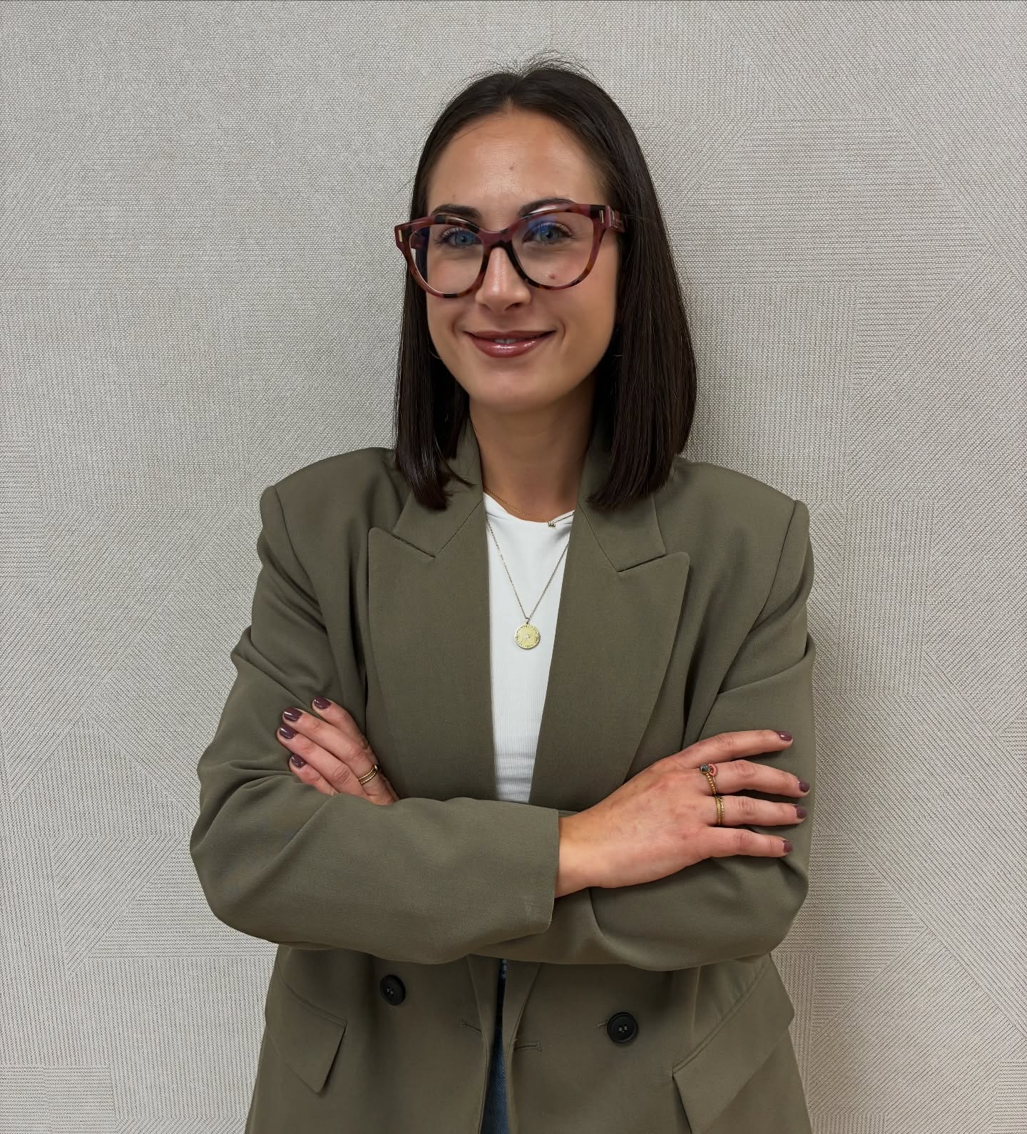 ¡Ampliamos equipo! ✨ Hoy se incorpora a nuestro centro Júlia Pascual. Es psicóloga graduada en Psicología por la Universidad de Valencia, con formación especializada en el ámbito clínico. Ha realizado el Máster en Psicología Clínica en el Centro de Terapia de Conducta de Valencia y el Máster en Psicología General Sanitaria en la Universidad Alfonso X el Sabio.

Además, ha complementado su formación con cursos relacionados con la nutrición y la educación especial, lo que le permite abordar el bienestar psicológico desde una perspectiva integral y adaptada a diferentes necesidades.

Desde siempre ha sentido una fuerte vocación por ayudar a los demás. Concibe la vida como algo valioso y lleno de posibilidades, que merece ser vivido con plenitud. Su objetivo es acompañar a las personas para que puedan desarrollar una mirada más positiva y consciente, y alcanzar un mayor bienestar en su día a día.

¡Bienvenida! 🫶🏻